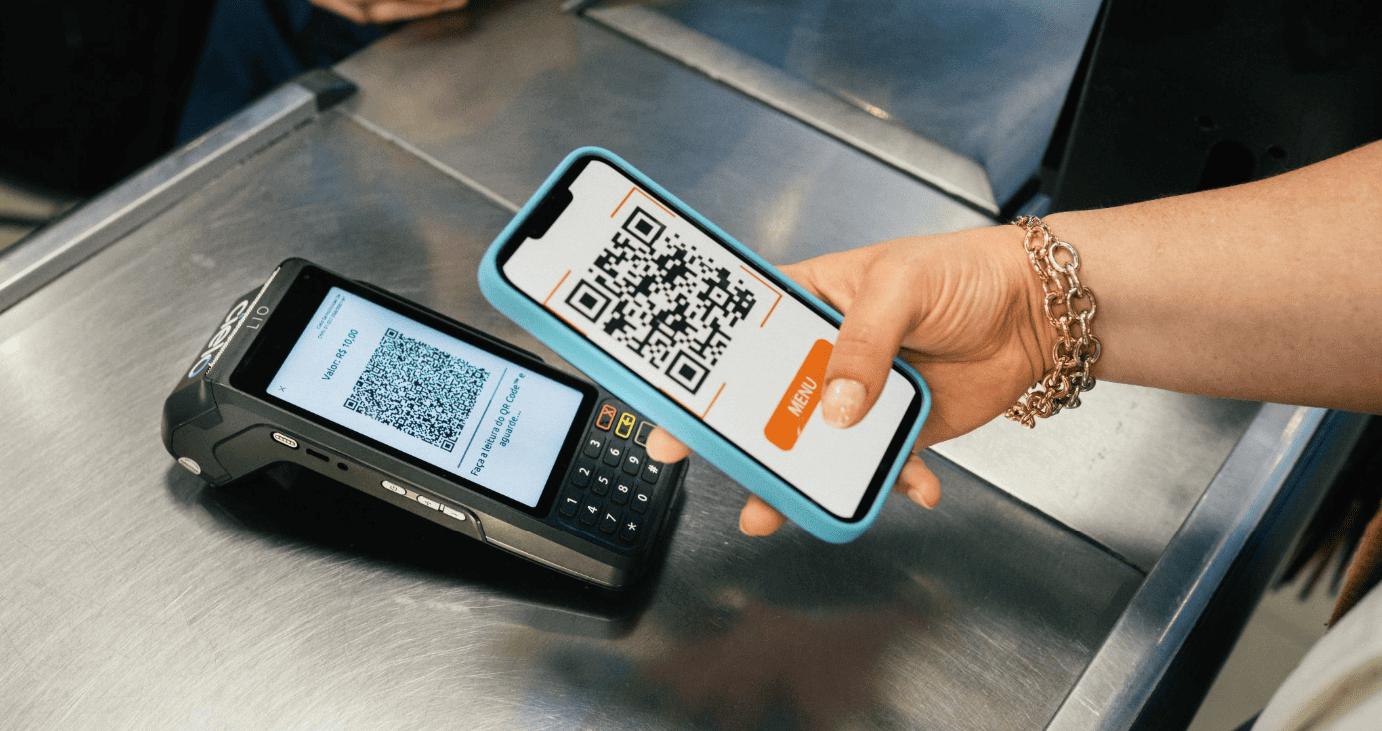 cliente fazendo pagamento com QR Code em maquininha Cielo.