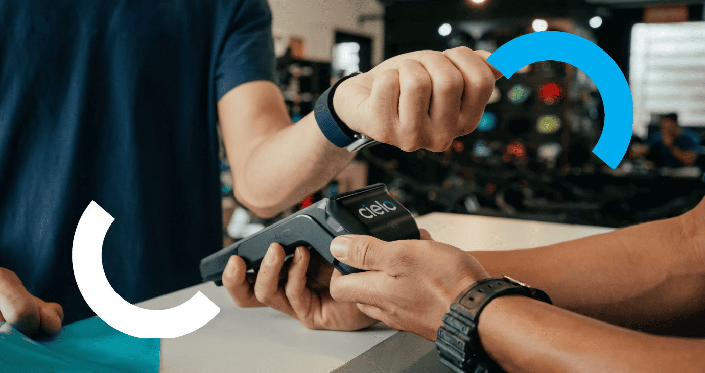 cliente fazendo pagamento com smartwatch em maquininha Cielo.