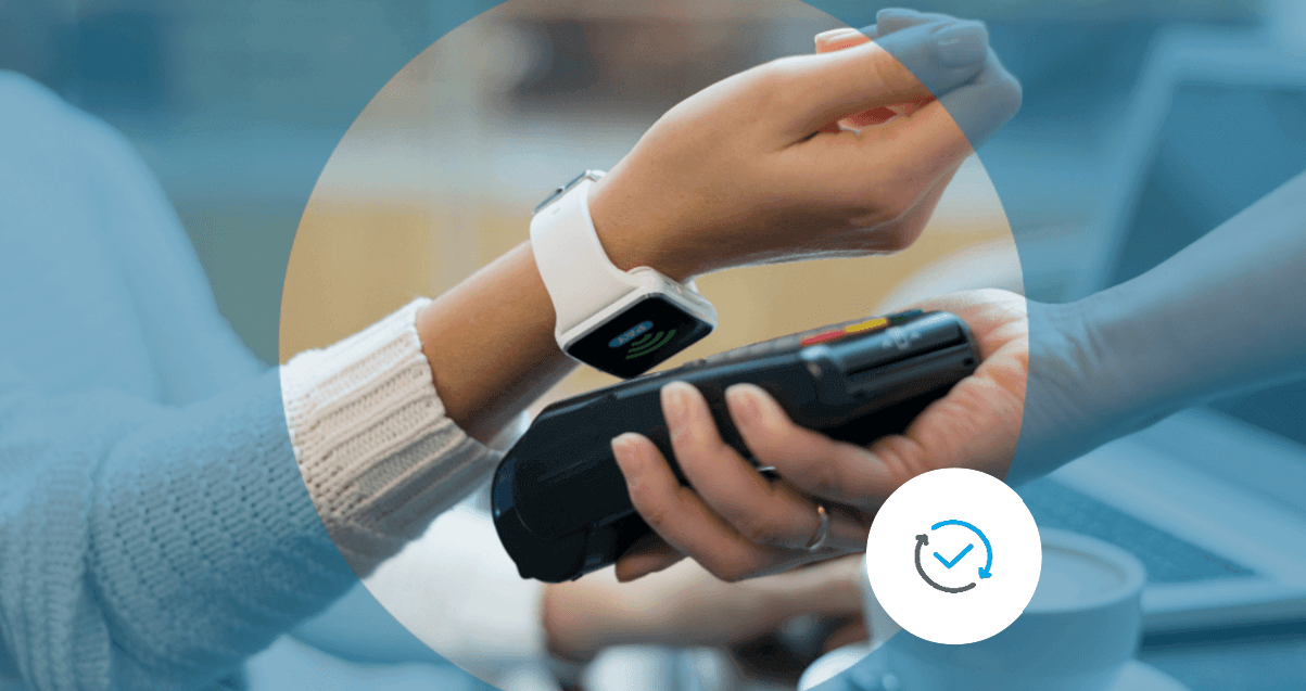 pessoa realizando pagamento por aproximação com smartwatch em maquininha de cartão em cafeteria.