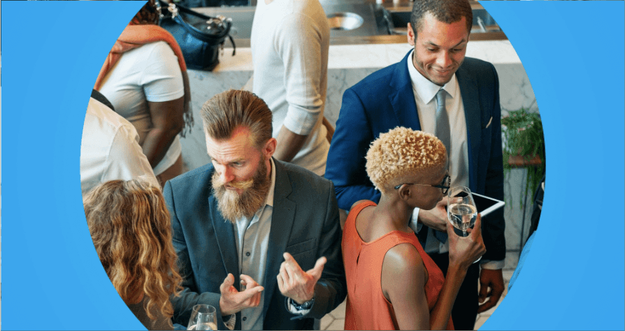 grupo de pessoas em evento de negócios conversando e confraternizando com taças de vinho.