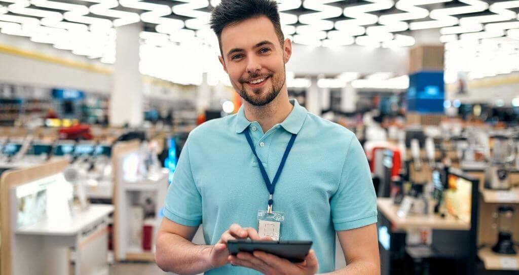 Vendedor presencial pronto para aplicar técnicas de vendas.