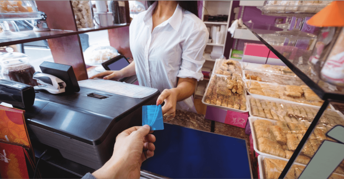 empreendedora aceitando pagando por cartão