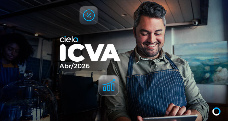 Pessoa empreendedora em um pequeno comércio no Brasil utiliza um tablet no balcão. A imagem ilustra a capa do ICVA Cielo de abril de 2026, índice que analisa o comportamento do varejo brasileiro com base em dados de pagamentos.