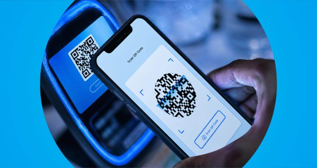 Pessoa realizando pagamento por QR Code usando um smartphone próximo a uma máquina de pagamento eletrônica.