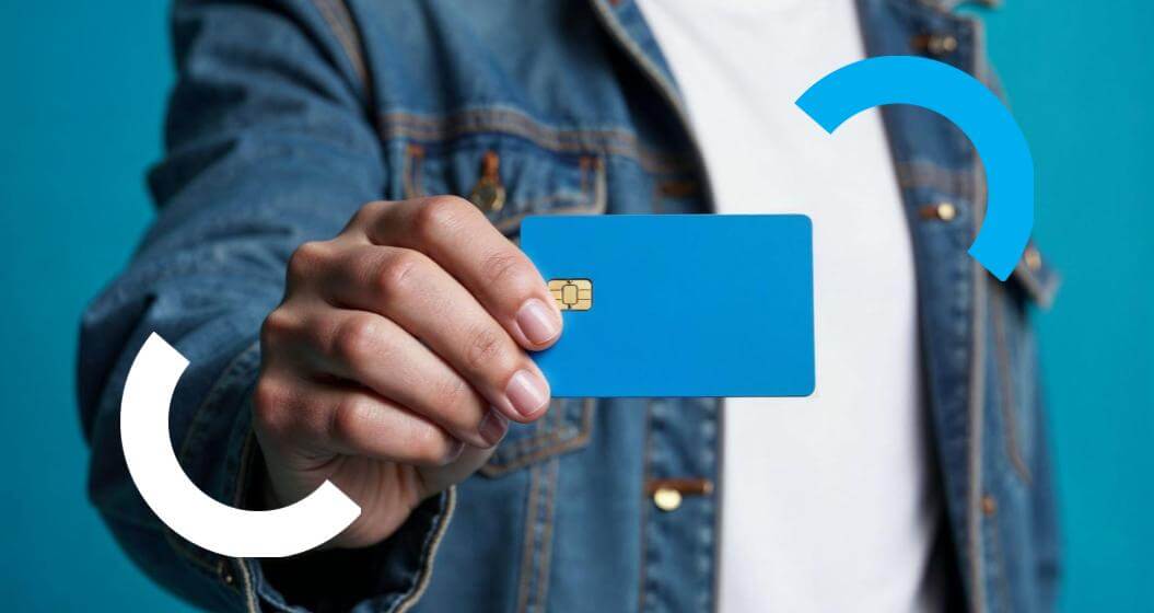 magem de um homem segurando um cartão de crédito azul.