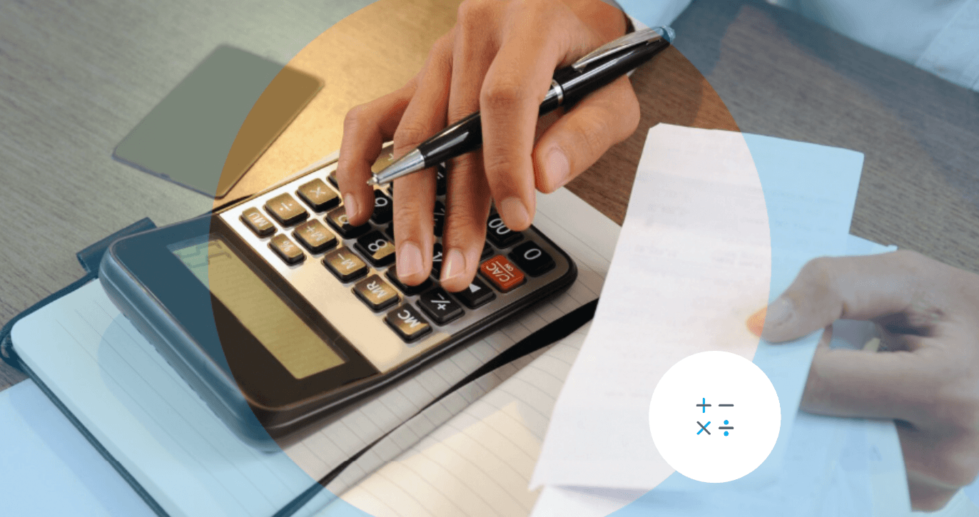 Pessoa segurando uma caneta e papel, usando uma calculadora para calcular