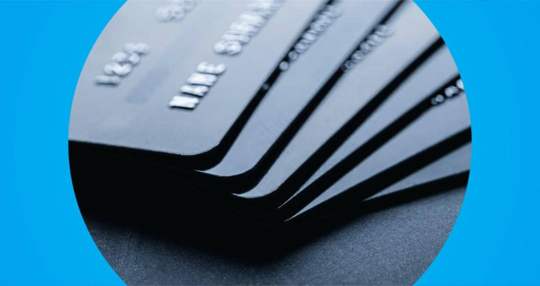 Cartões de crédito empilhados ilustram o tema de cartão clonado e os riscos de fraudes financeiras.