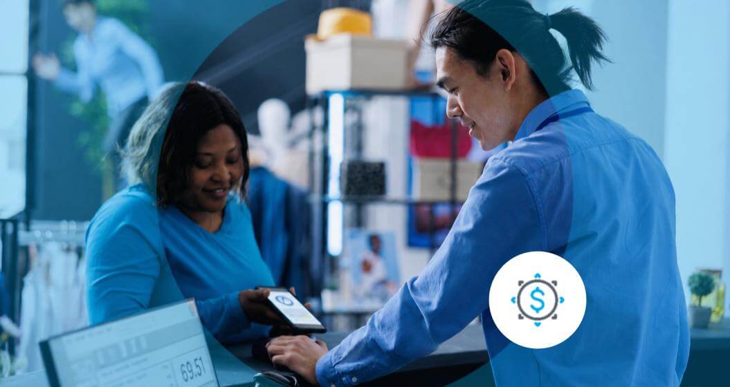 Cliente utiliza um pagamento digital por aproximação no ponto de venda, ilustrando diferentes formas de pagamento disponíveis no comércio.