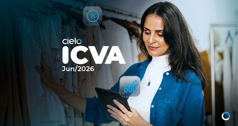 Pessoa em loja de vestuário analisando dados de vendas em tablet, ilustrando o ICVA Cielo de junho de 2026, índice que acompanha a evolução das vendas no varejo brasileiro.