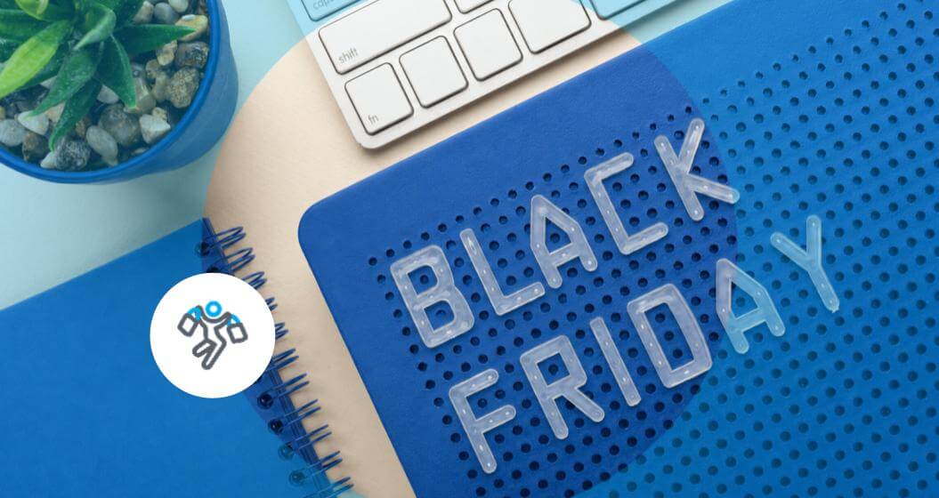 Mesa de trabalho com teclado, caderno e uma planta ao lado de um painel azul com a frase "BLACK FRIDAY" em destaque. A imagem representa o planejamento e a preparação de ações para a Black Friday, com ícone de compras no canto esquerdo.