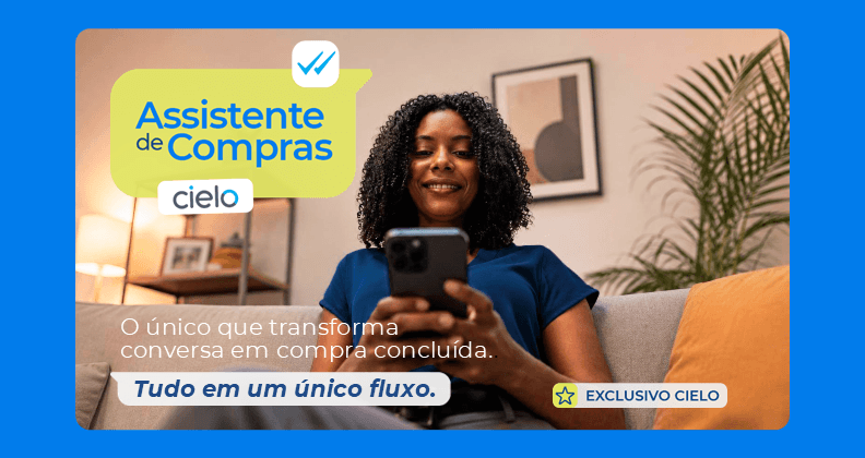 Pessoa utilizando smartphone sentada em um sofá, ilustrando o Assistente de Compras da Cielo. A solução de comércio conversacional centraliza interações e ajuda a transformar conversas em compras concluídas no e-commerce.