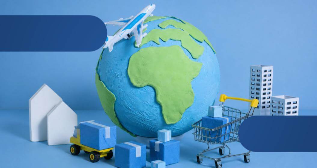 Ilustração com globo terrestre, avião, caminhão, caixas, carrinho de compras e edifícios representando comércio global, logística e e-commerce.