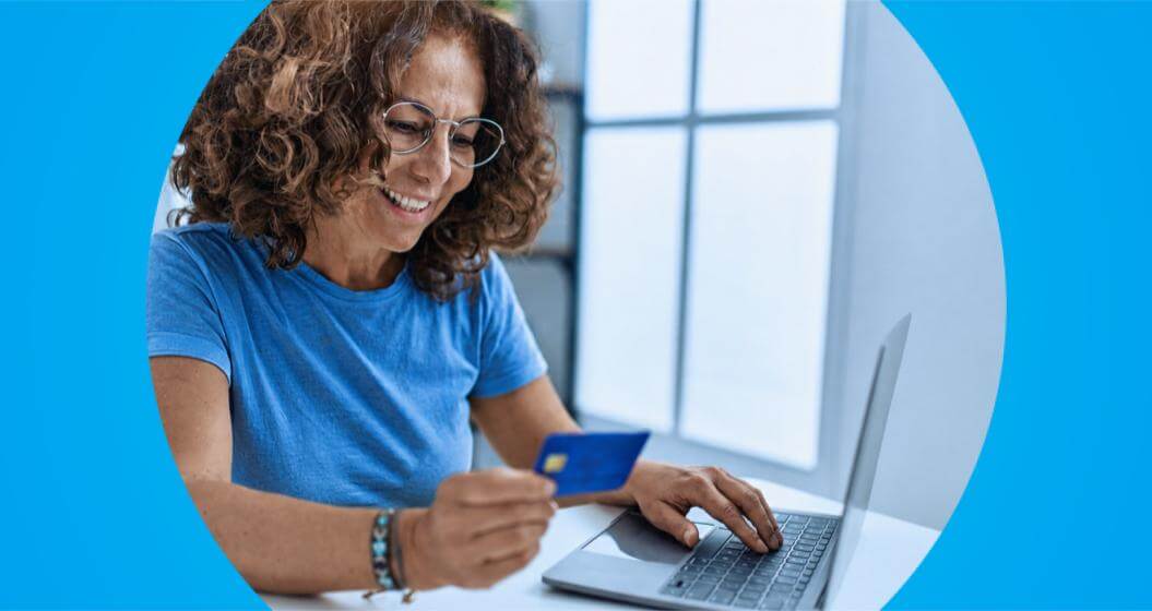 Cliente realiza um pagamento online com cartão de crédito, ilustrando o uso de soluções de pagamento seguras no comércio eletrônico.