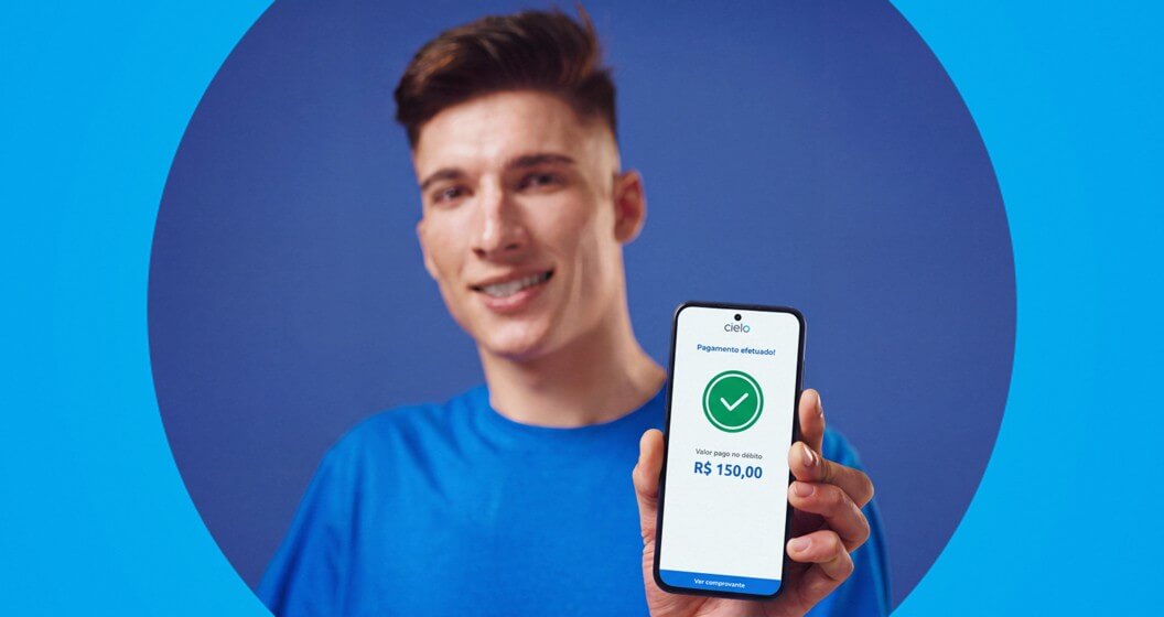 homem mostrando celular após receber pagamento