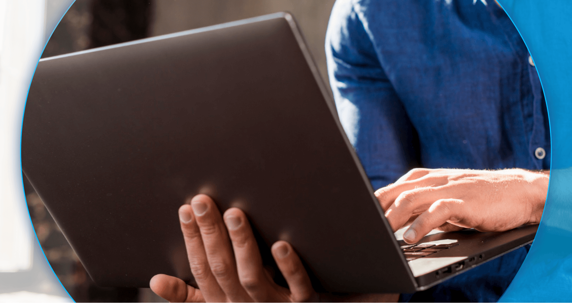homem usando o computador