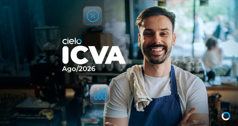 Profissional do varejo em ambiente comercial, utilizando avental e posando em frente ao estabelecimento. A imagem destaca o ICVA Cielo de agosto de 2026, indicador que acompanha o desempenho e a evolução das vendas do varejo brasileiro.